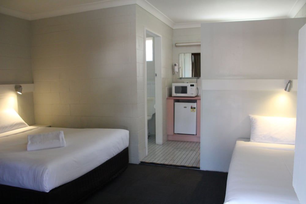 Central Coast Motel Standard Twin Room (1 Queen/Double and 1 Single Bed) 2