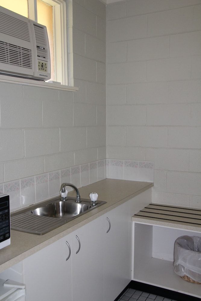 Central Coast Motel Standard Twin Room (1 Queen/Double and 1 Single Bed) 3