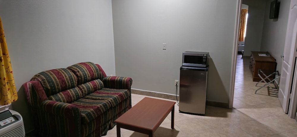 Texas Inn and Suites RGV Family Room, 2 Queen Beds, Non Smoking, Pool View 8