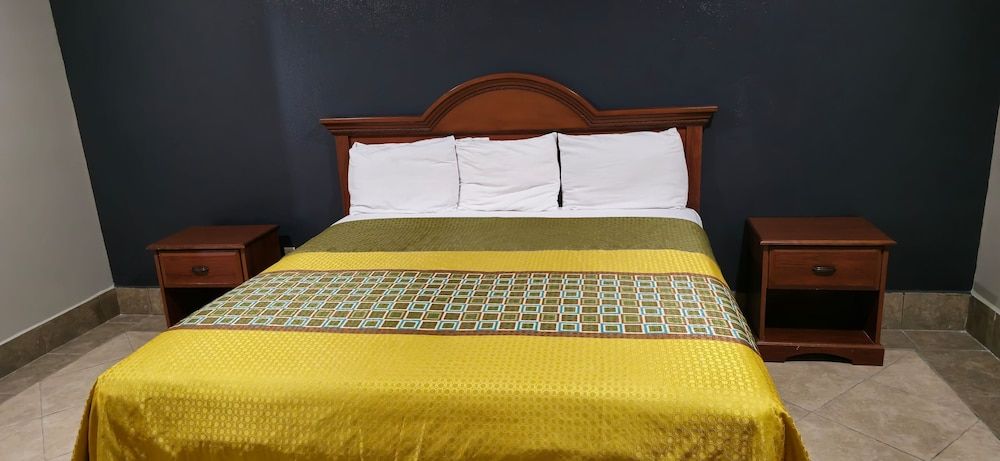 Texas Inn and Suites RGV Deluxe Room, 1 King Bed, Smoking, Refrigerator & Microwave 2