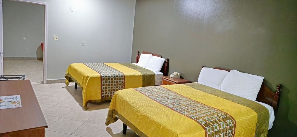 Texas Inn and Suites RGV Family Room, 2 Queen Beds, Non Smoking, Pool View 3