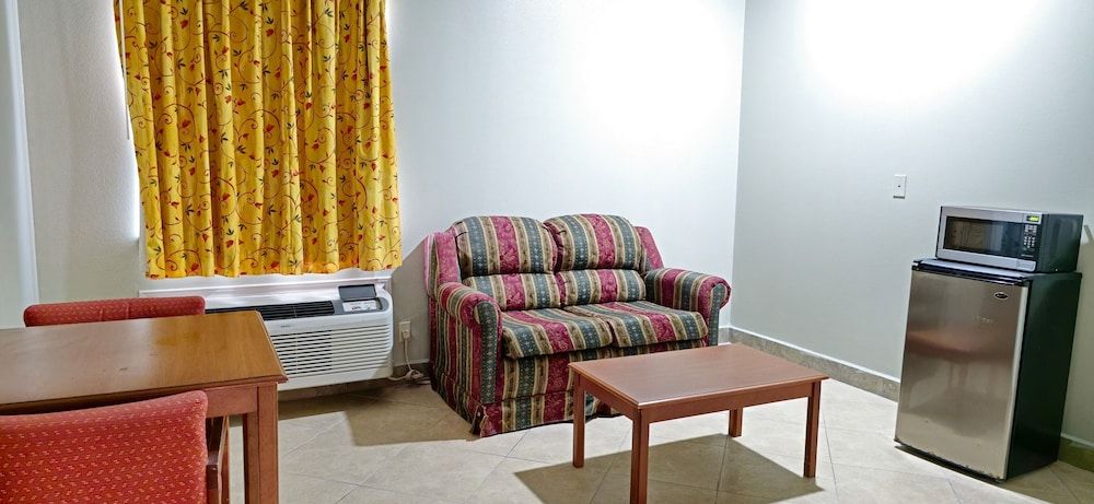 Texas Inn and Suites RGV Family Room, 2 Queen Beds, Non Smoking, Pool View 7