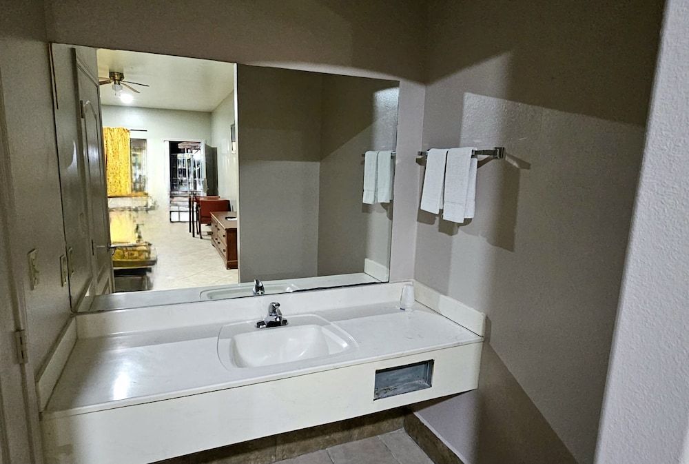 Texas Inn and Suites RGV Deluxe Room, 2 King Beds, Non Smoking, Refrigerator & Microwave 6