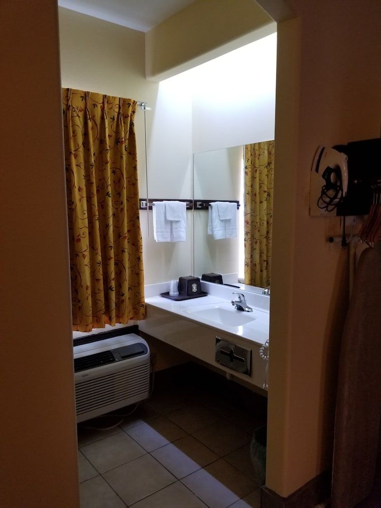 Texas Inn and Suites RGV Deluxe Room, 1 King Bed, Smoking, Refrigerator & Microwave 7