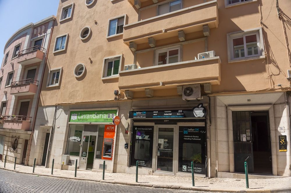 undefined Boutique Telhal 89 7