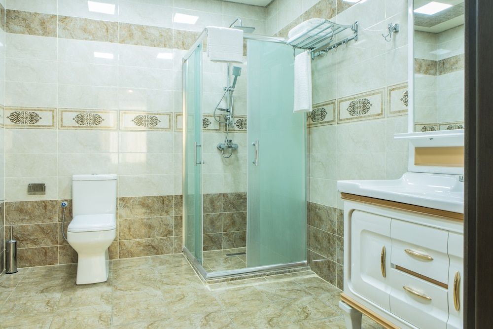 Raymond Hotel Standard Double Room 8