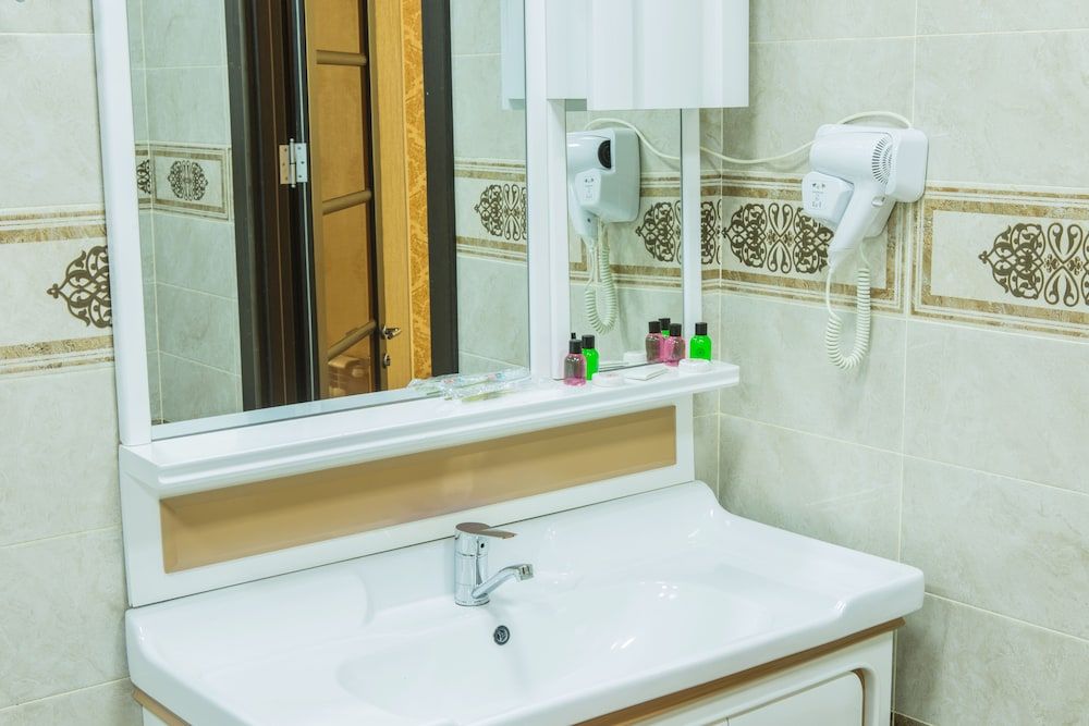 Raymond Hotel Standard Double Room 9