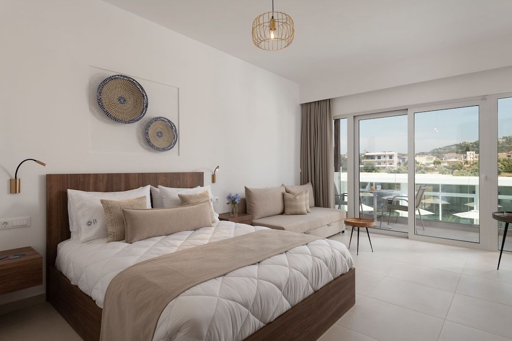 Standard Suite, Pool View
