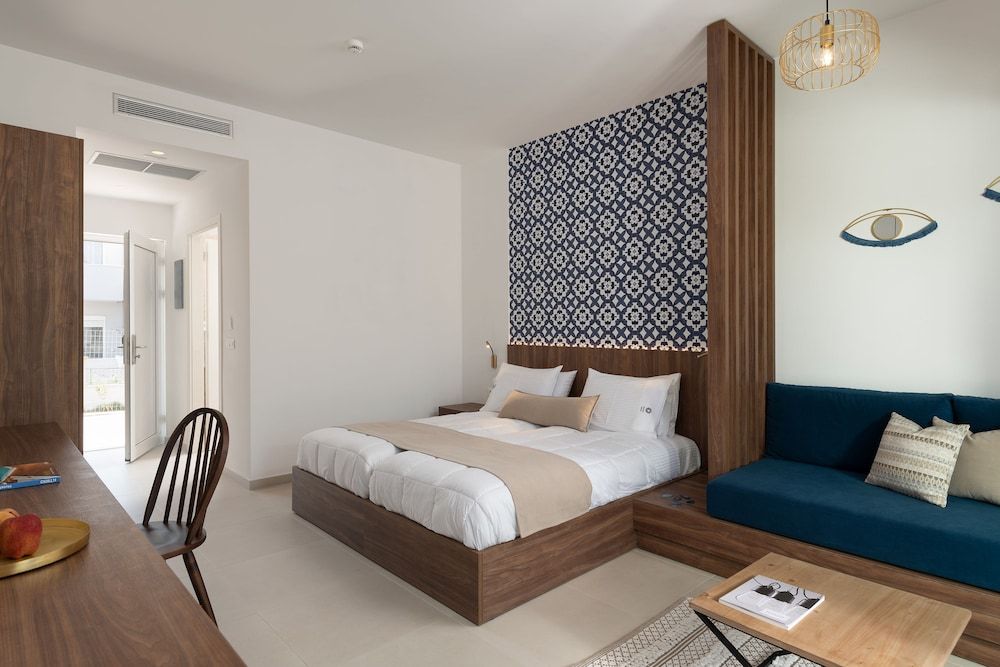 Comfort Suite, Pool View