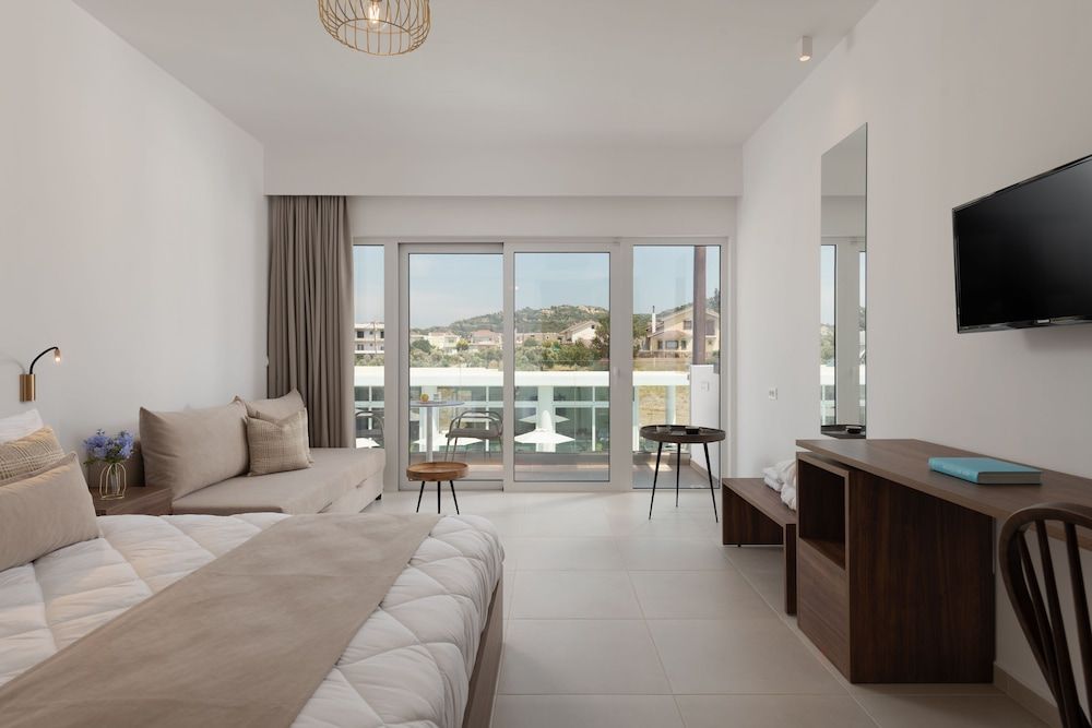 Standard Suite, Pool View