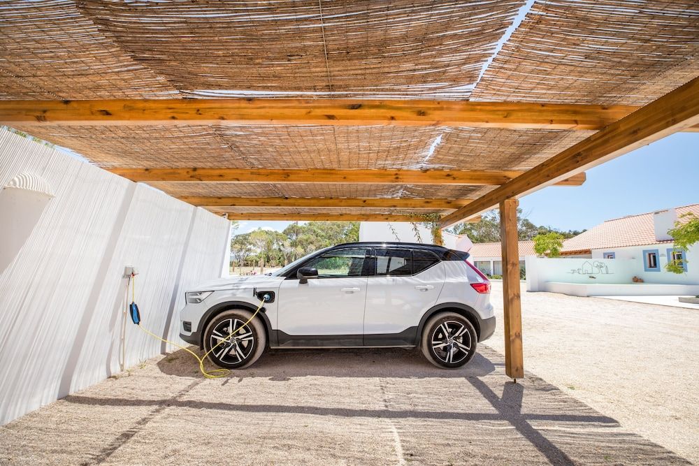 Electric vehicle charging station