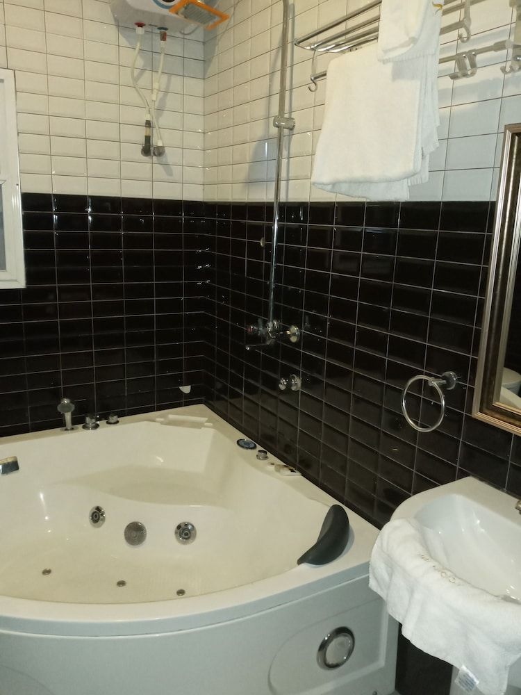 Deep Soaking Bathtub