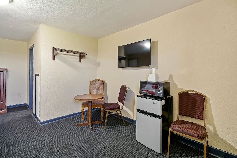 OYO Hotel Luling TX Downtown I-10/US-90 Room, 2 Queen Beds, Smoking 9