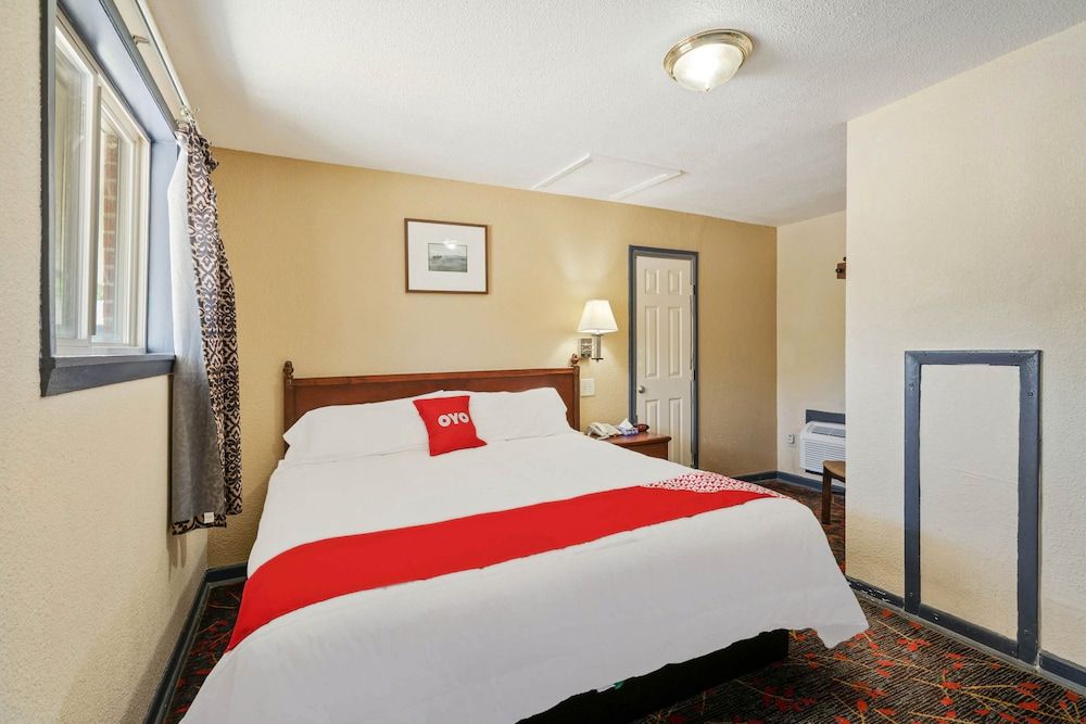 OYO Hotel Luling TX Downtown I-10/US-90 Room, 1 King Bed 5