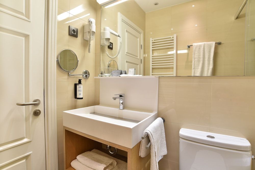 Hotel Zenit Budapest Palace Standard Double or Twin Room 7