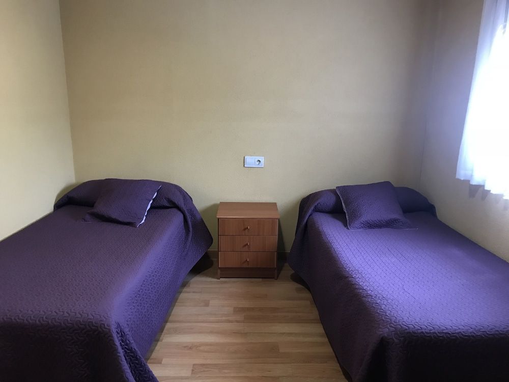 Twin Room, 2 Twin Beds, Shared Bathroom