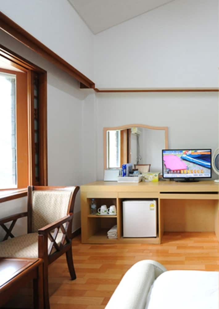 Gurye Little Prince Pension Double Room, 1 King Bed 8