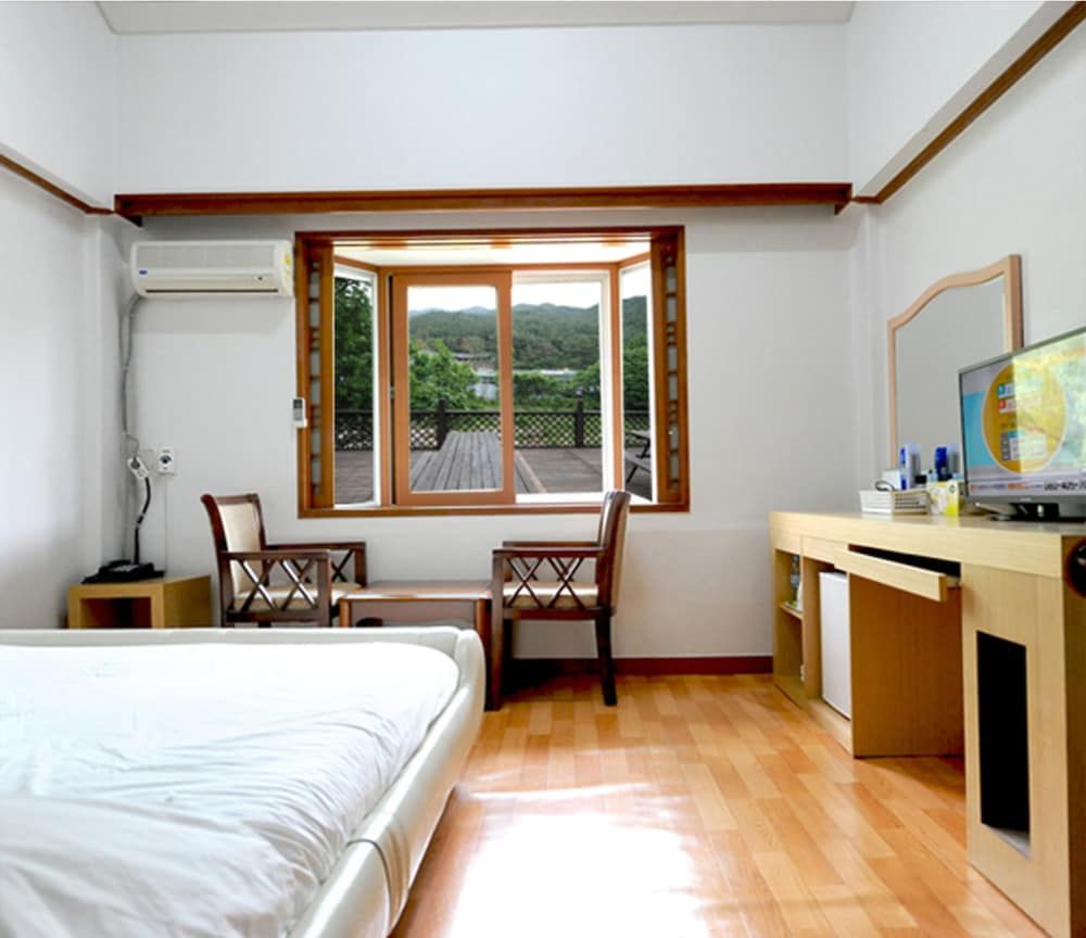 Gurye Little Prince Pension Double Room, 1 King Bed 4