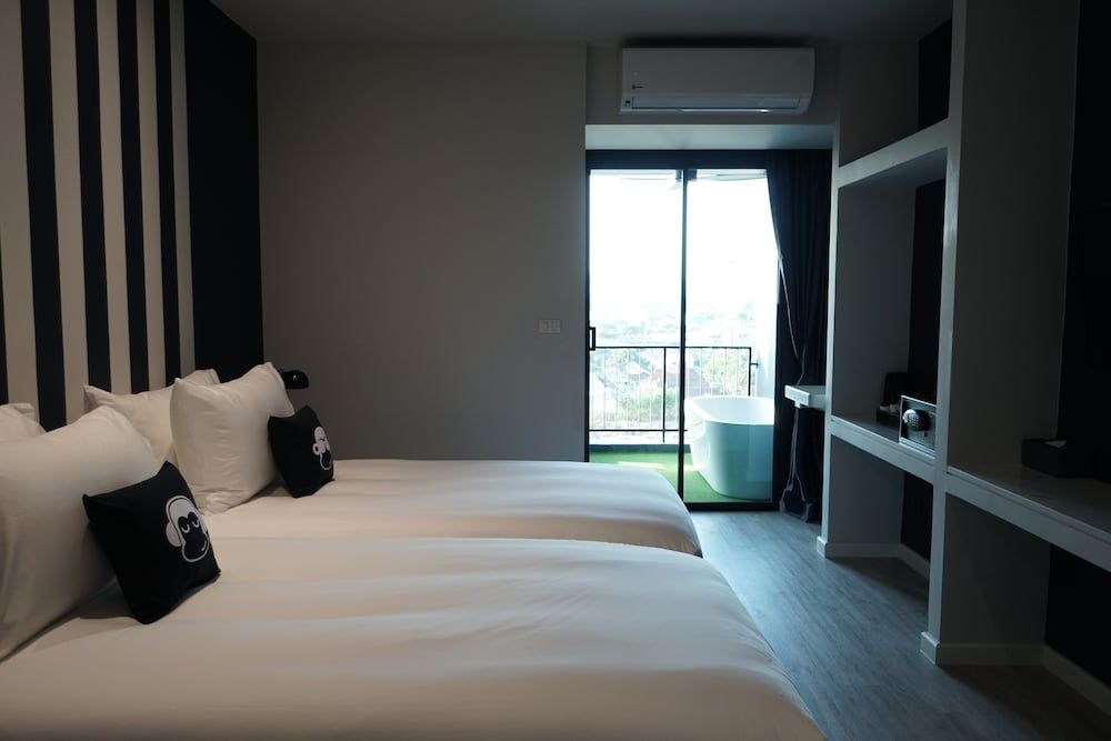 Blumonkey Hub & Hotel Chanthaburi Deluxe Twin Bed with Outside Bathtub
