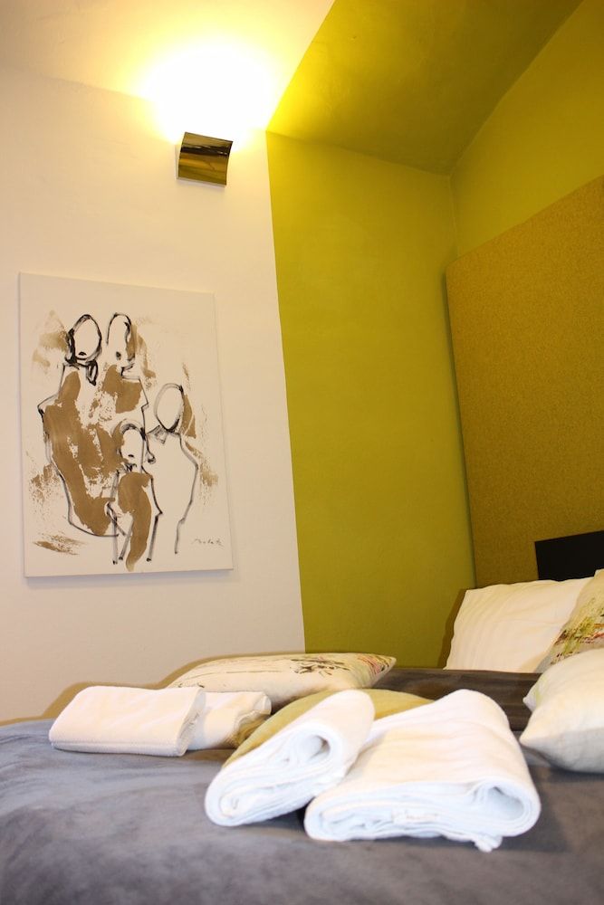 GrazRentals yellow flat direct by University incl. free parking 3