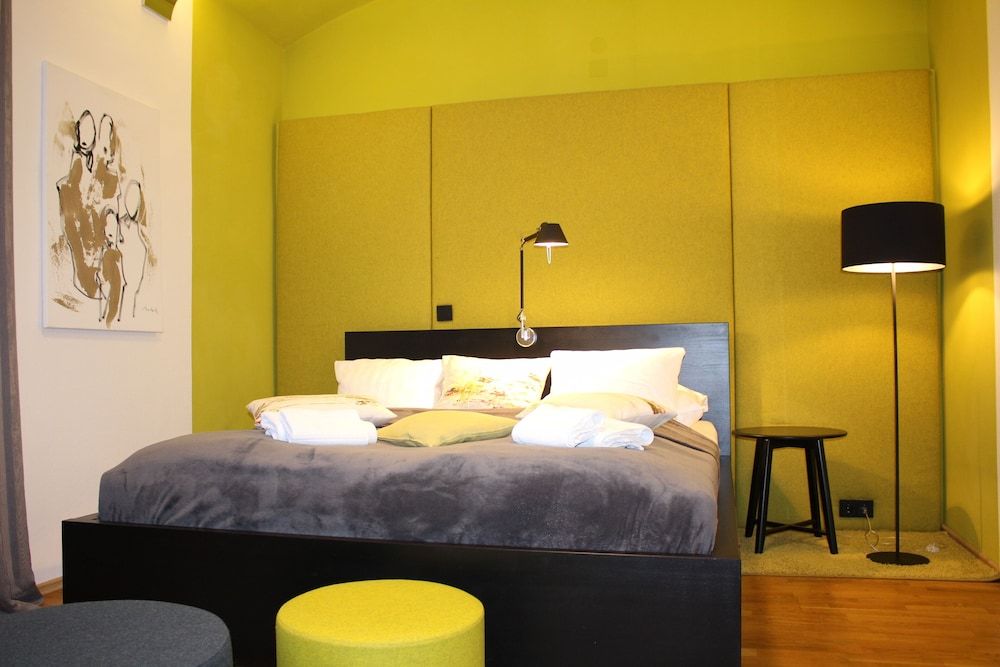 GrazRentals yellow flat direct by University incl. free parking 2