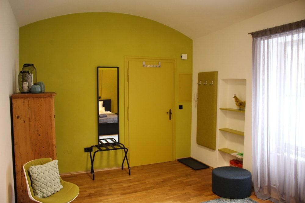 GrazRentals yellow flat direct by University incl. free parking 8