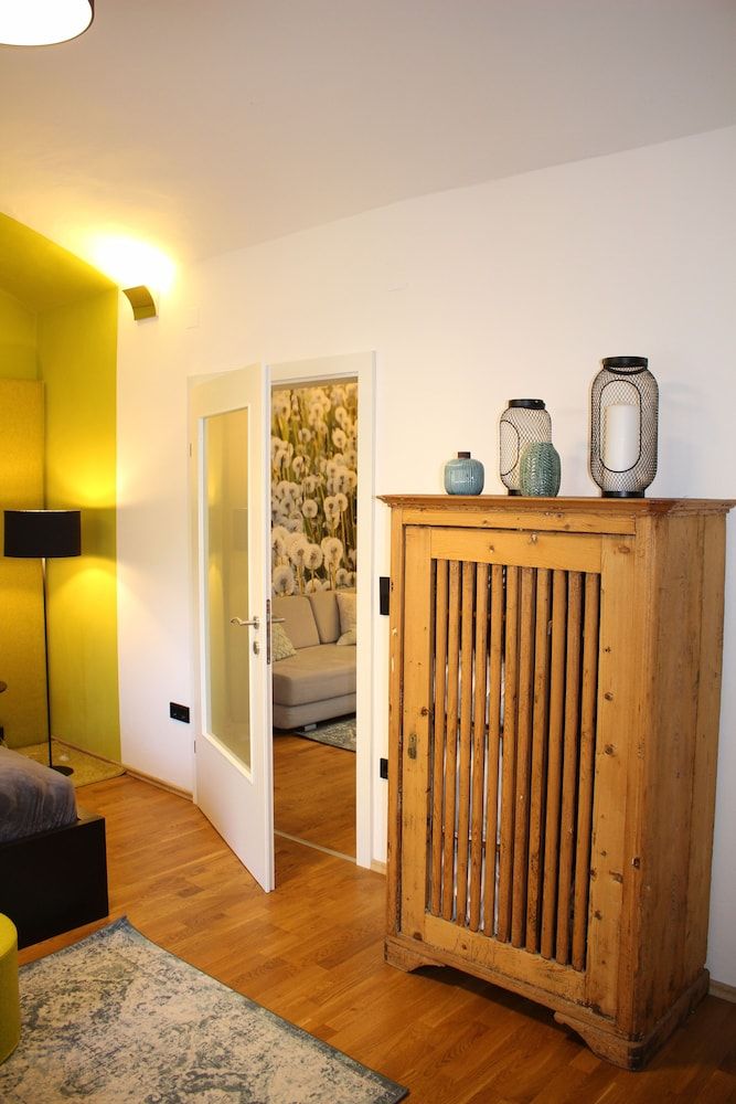 GrazRentals yellow flat direct by University incl. free parking 9