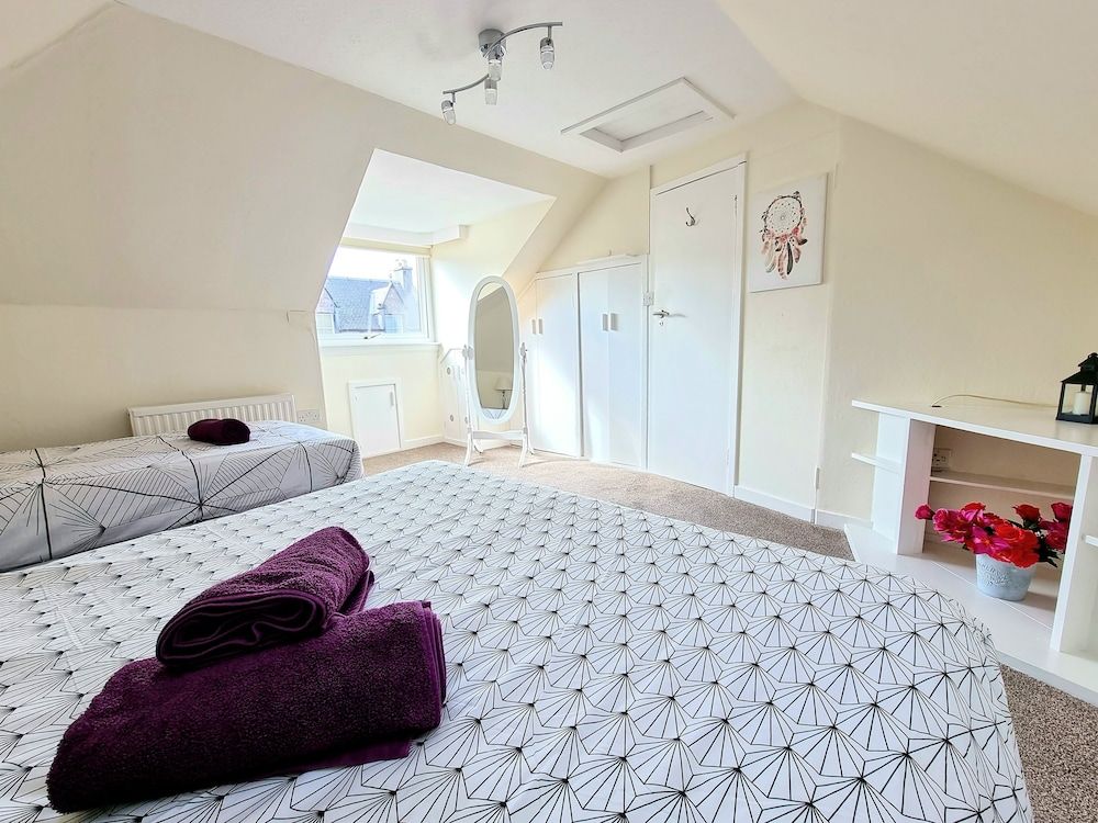 Spacious Serene Retreat in Highlands House, 3 Bedrooms 2
