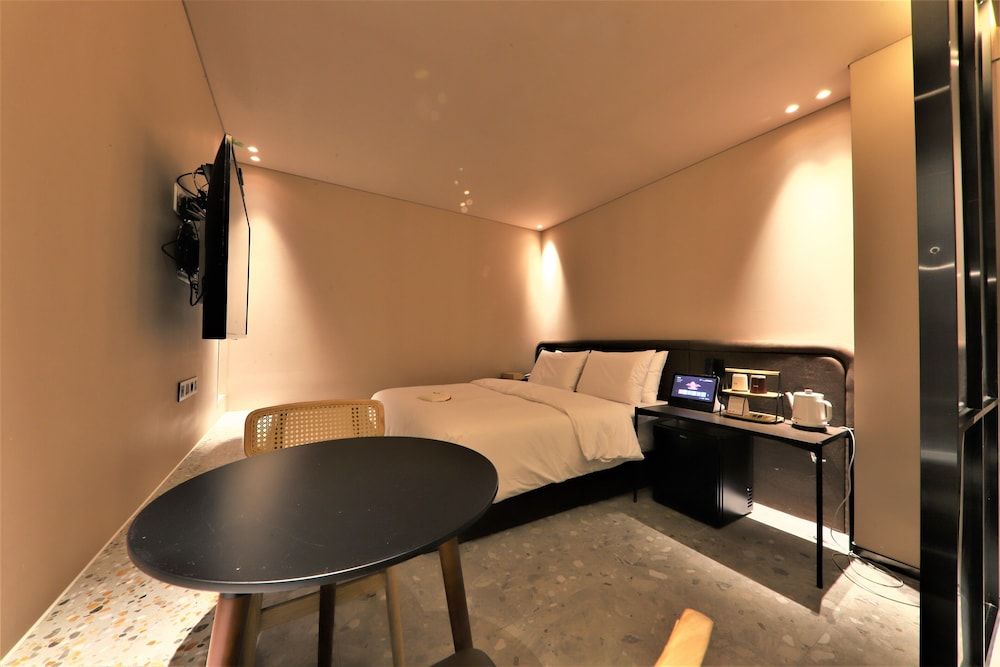 MU:TE Hotel Deluxe Room, Non Smoking, Bathtub 2