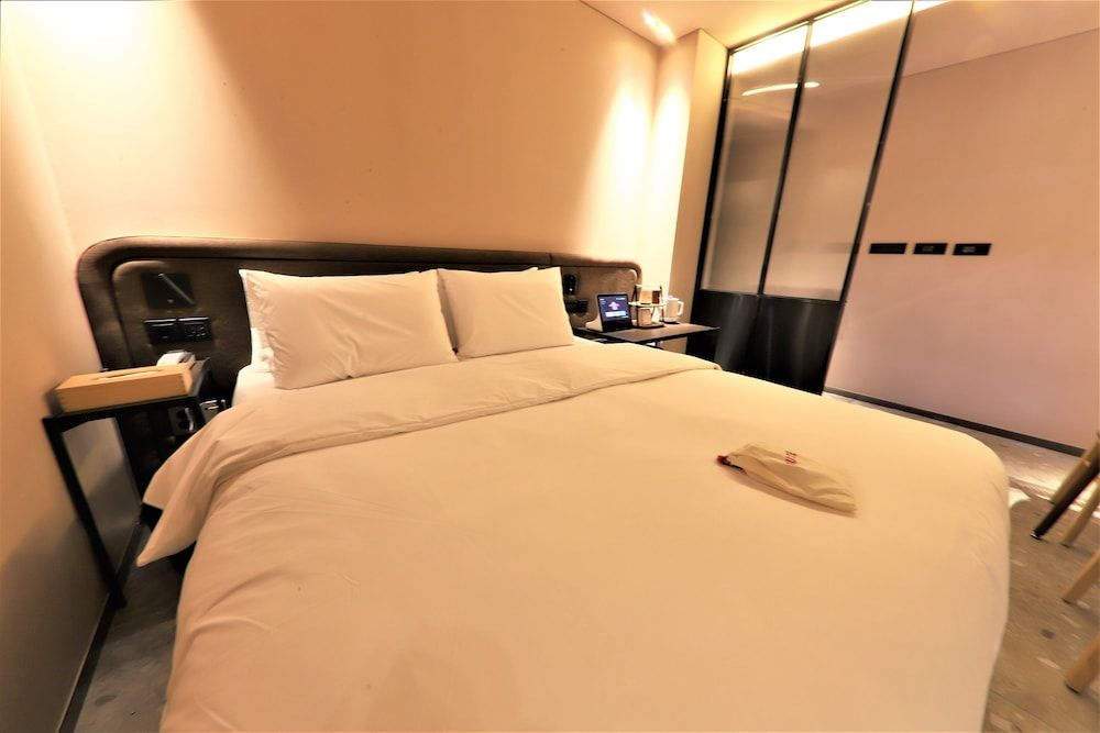 MU:TE Hotel Deluxe Room, Non Smoking, Bathtub