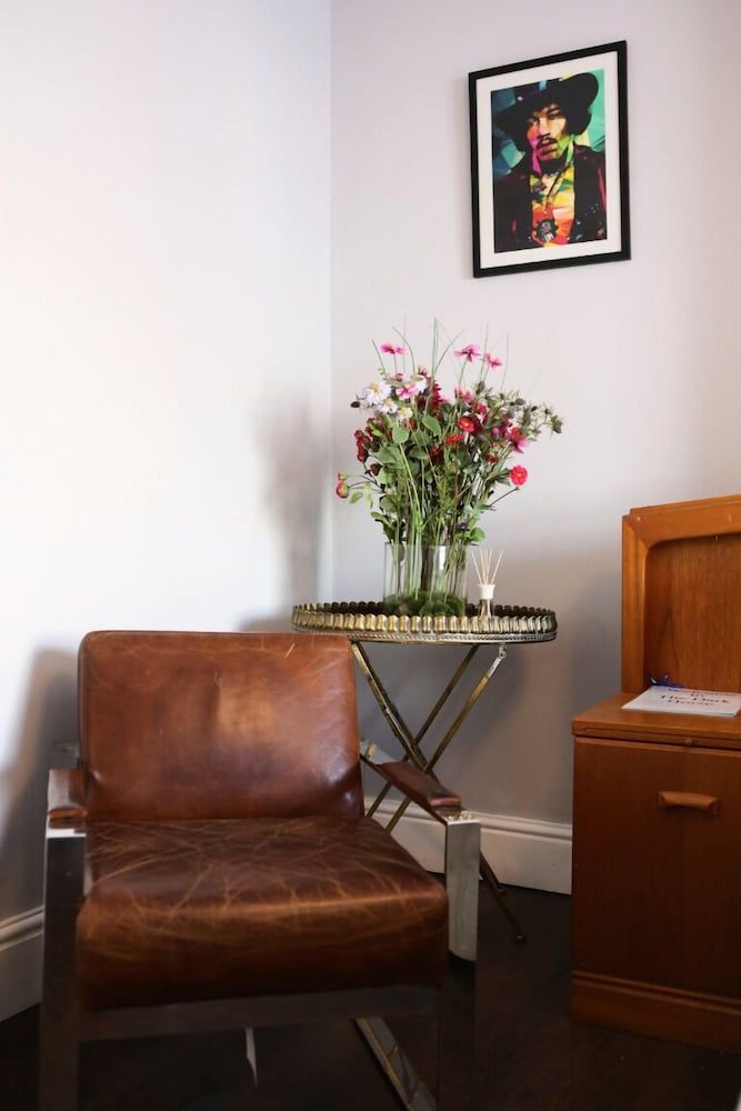 The Dark Horse Pub Comfort Room, 1 King Bed, Non Smoking 4