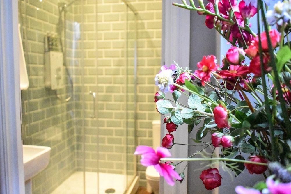 The Dark Horse Pub Comfort Room, 1 King Bed, Non Smoking 3