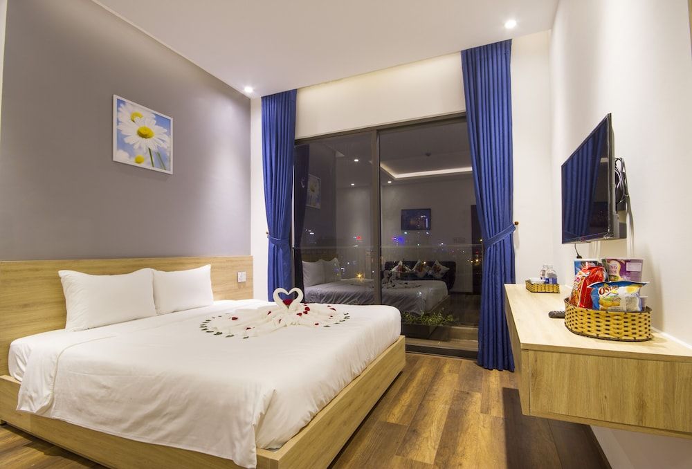 Deluxe Studio, 1 Queen Bed, Bathtub, City View