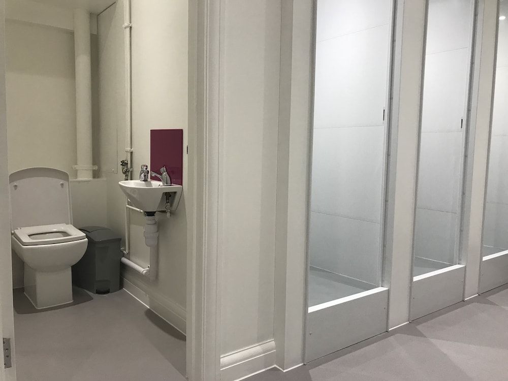 Bowden Court - Hostel 1 Bed in Male Triple Room 5