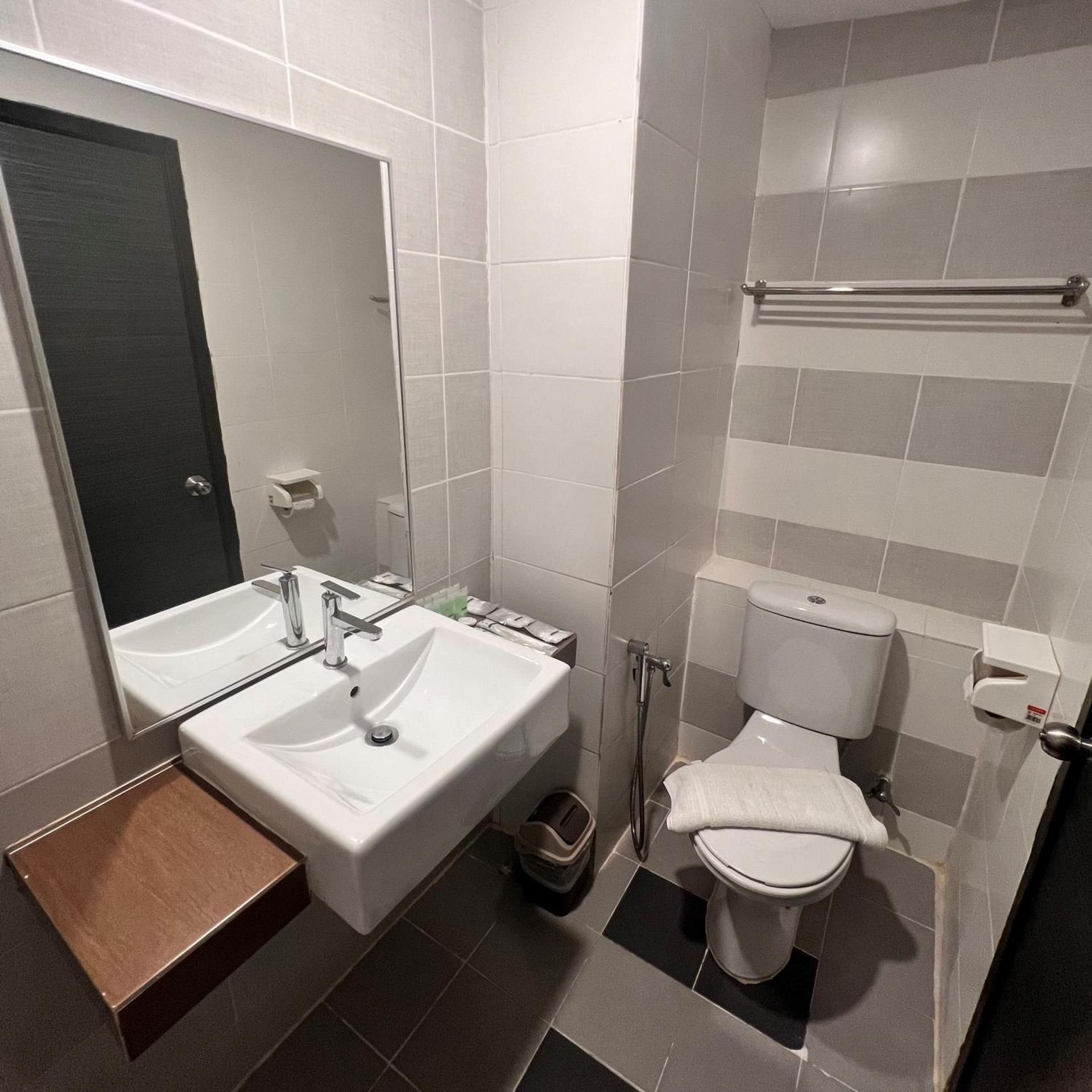 Langkapuri Resort Langkawi Deluxe King Room without Balcony 3