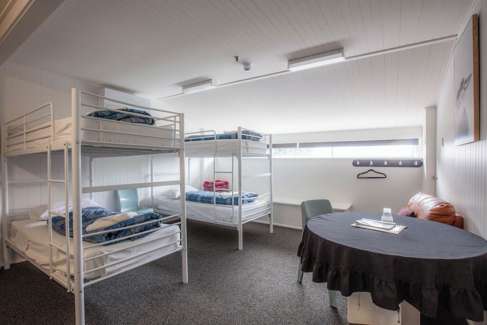 Kookaburra Ski Lodge 8 share Lodge Room /Shared Bathroom 2