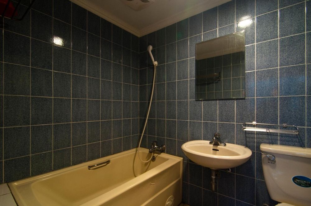 Dahua Hotel Quadruple Room 23