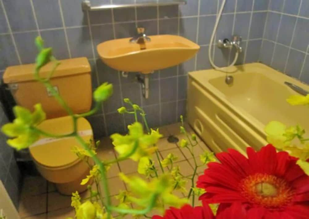 Dahua Hotel Quadruple Room 19