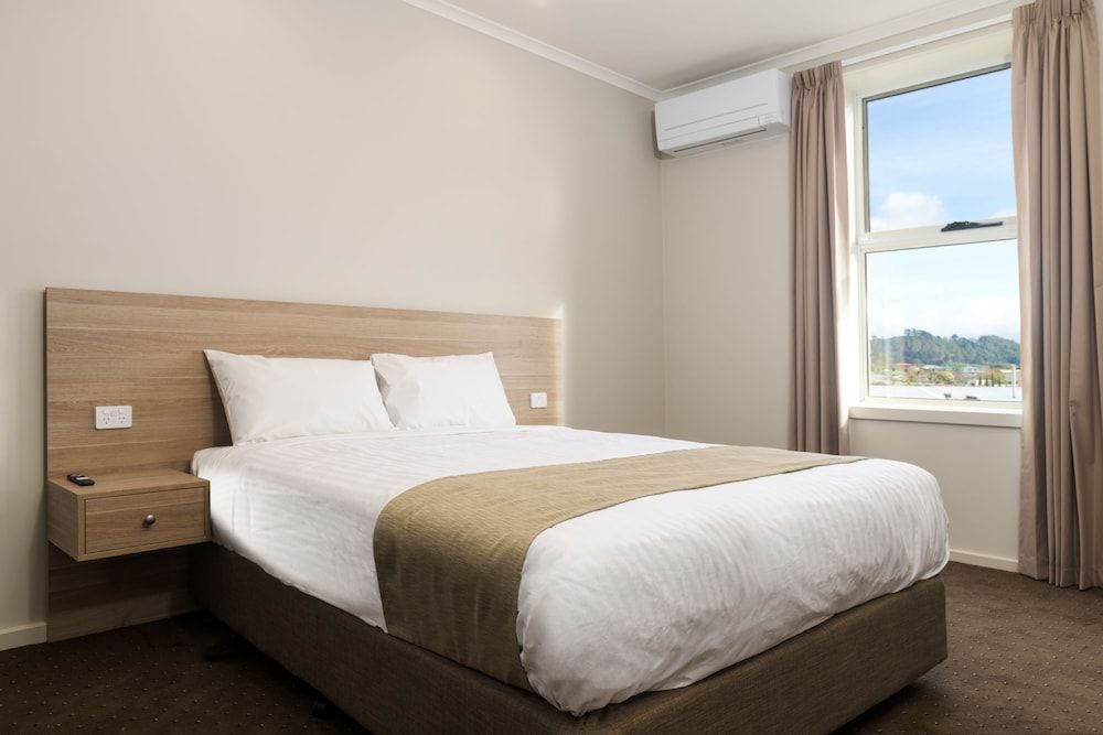 Somerset Hotel Deluxe Double Room, 1 Queen Bed 2