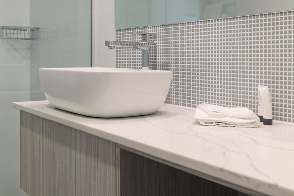 Somerset Hotel Deluxe Double Room, 1 Queen Bed 5