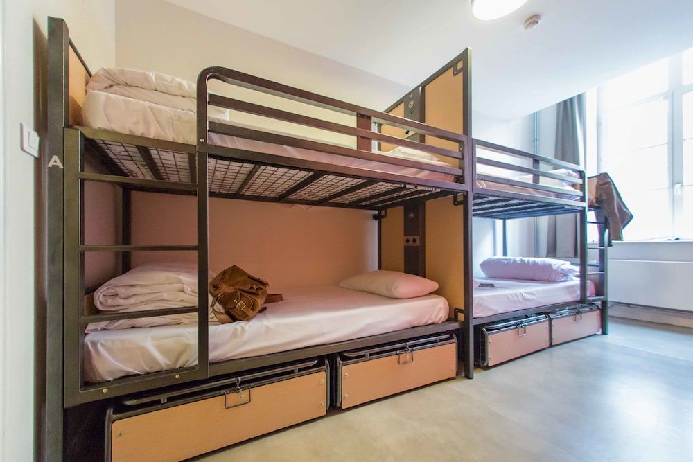 Bed in 4 beds dormitory with shared bathroom