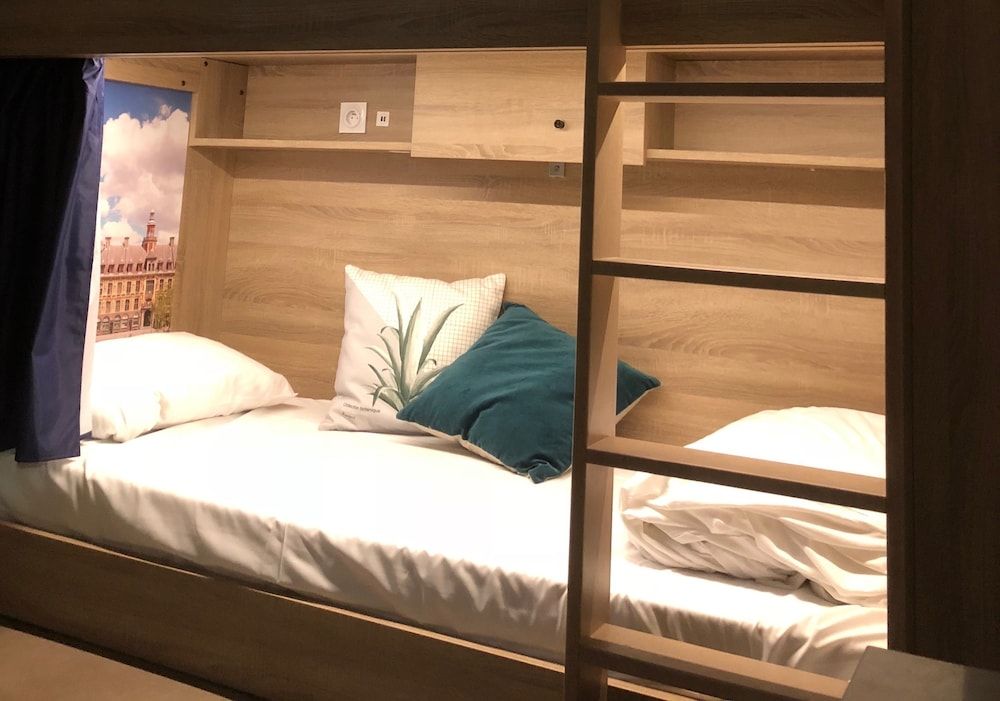 Bed in 10 bed room with shared bathroom