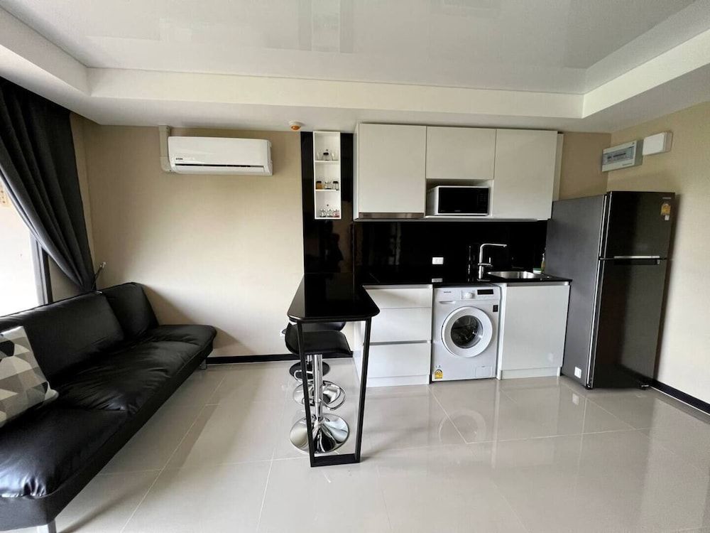 Naiharn Pearl Condo Hotel by Villacarte Comfort Double Room, Hill View 8