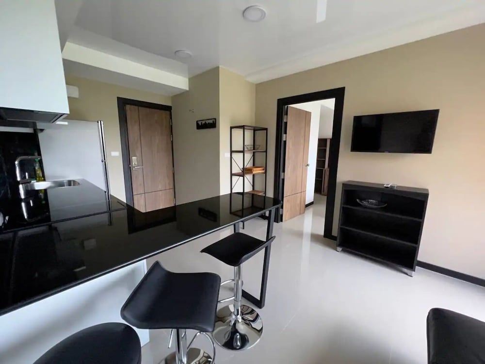 Naiharn Pearl Condo Hotel by Villacarte Comfort Double Room, Hill View 10