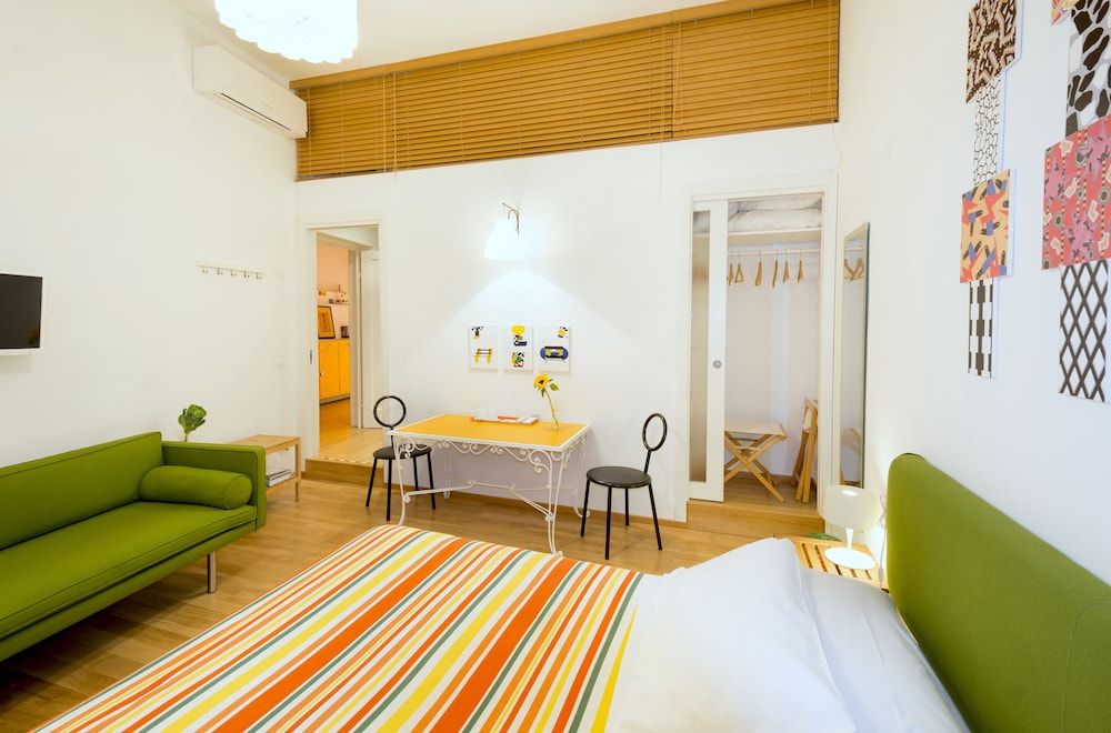 Zip b&b in Florence Triple Room (80s) 9