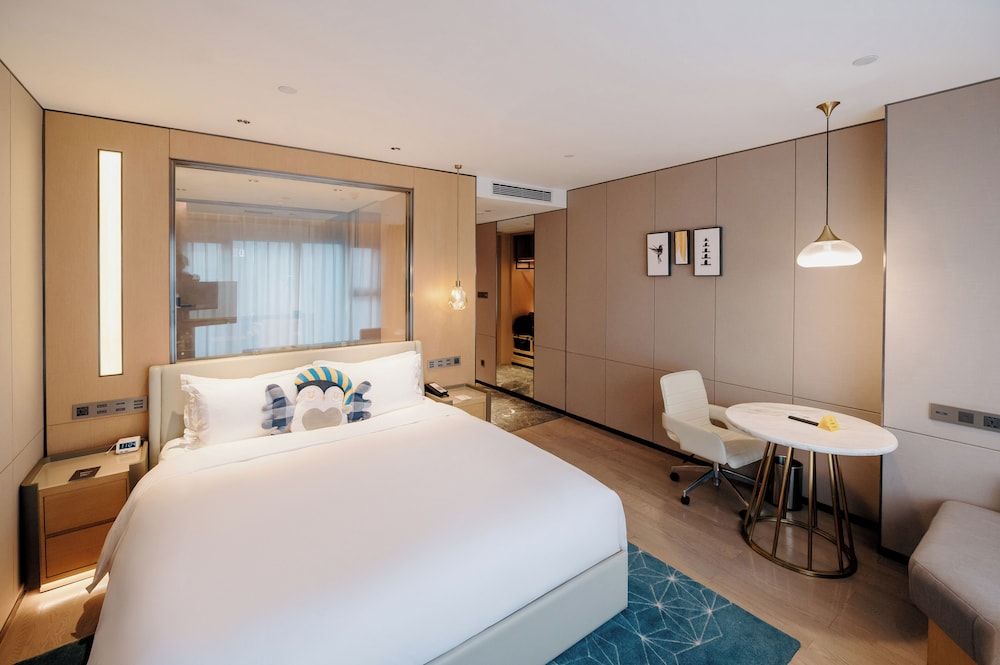 Premium Room, 1 King Bed (Walk-In Shower)