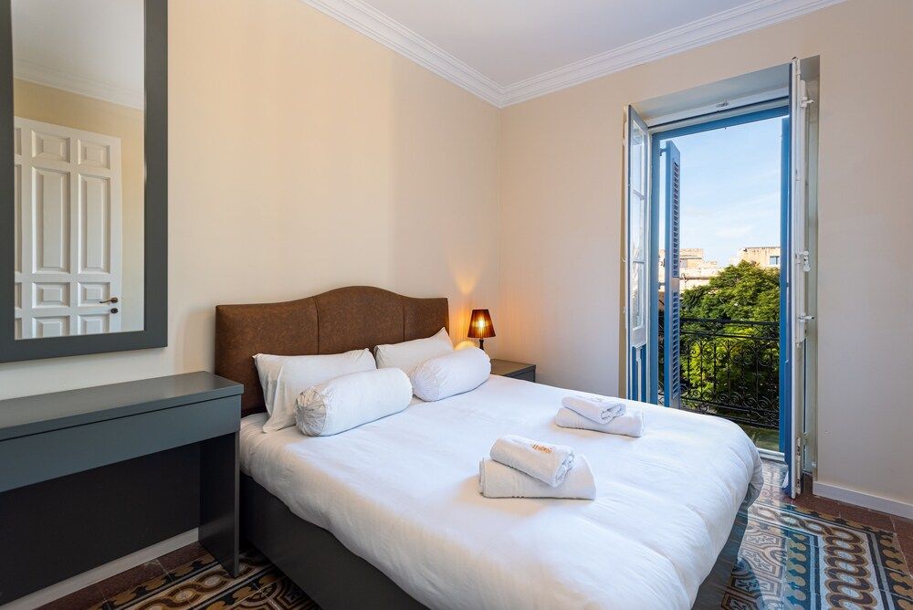 Deluxe Apartment, 2 Queen and Sofa Bed, 2 Bedroom, Partial Sea View, Balcony