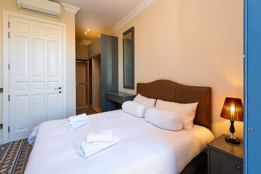 Deluxe Apartment, 2 Queen and Sofa Bed, 2 Bedroom, Partial Sea View, Balcony