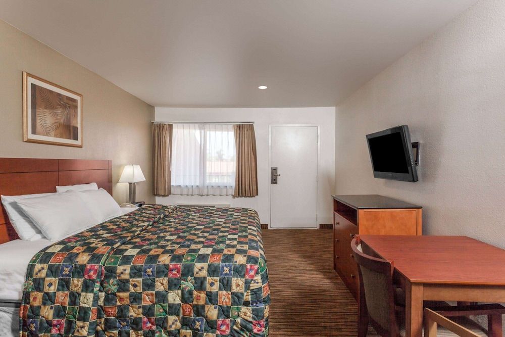 Standard Room, 1 King Bed