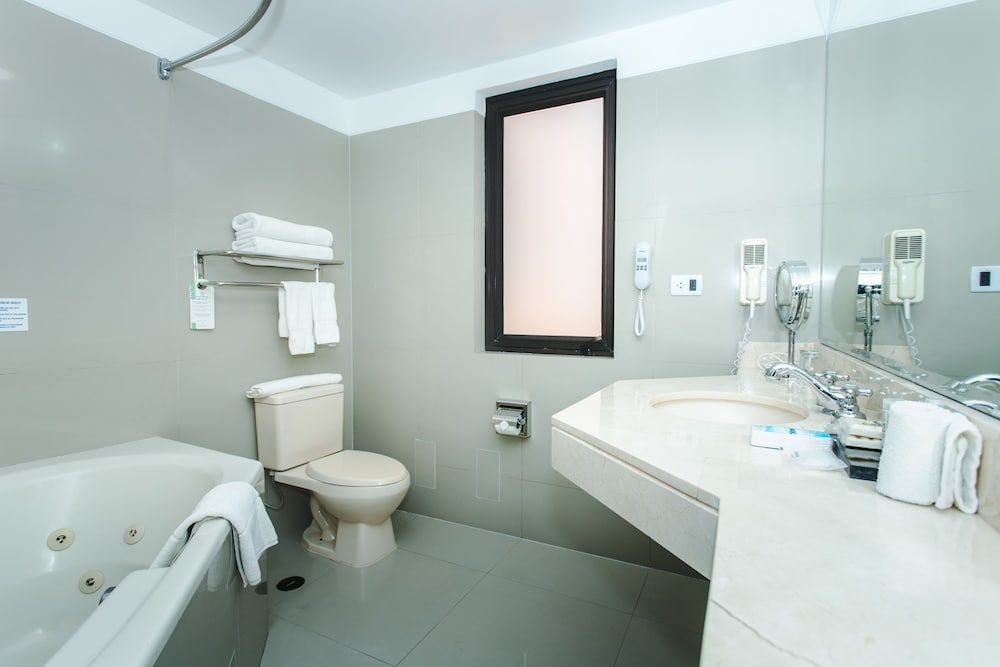 Junior Suite, 1 King Bed, Non Smoking (2KN)